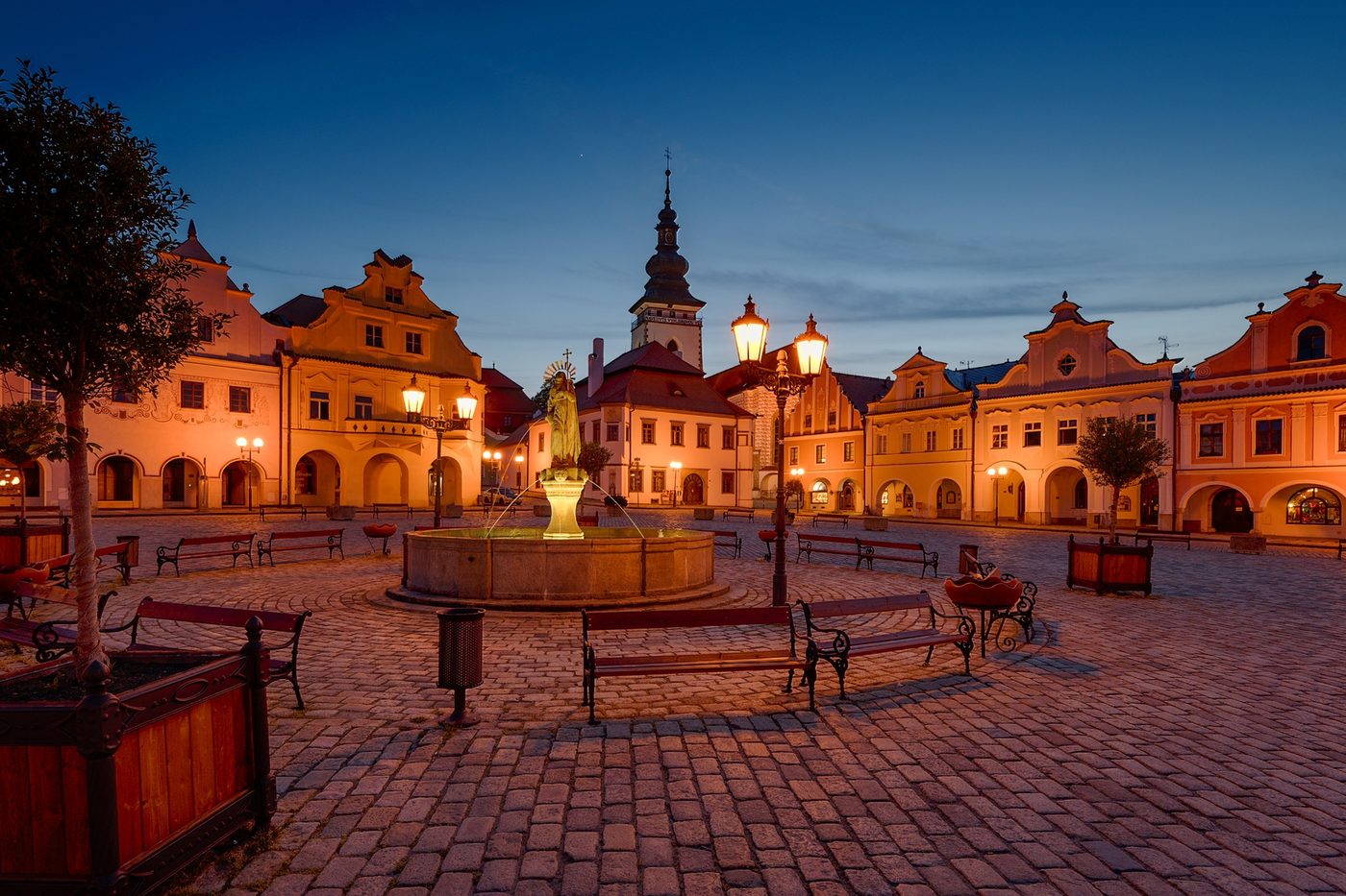 Historické náměstí v Pelhřimově za soumraku s rozsvícenými lampami